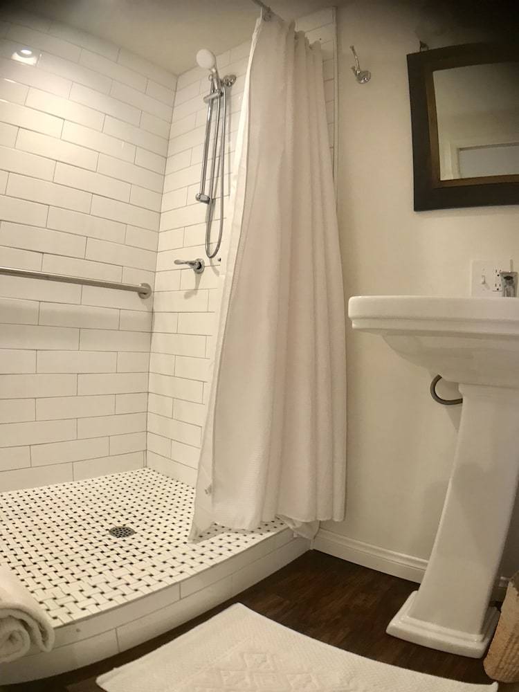 Bed & Breakfast Bath Street Inn
