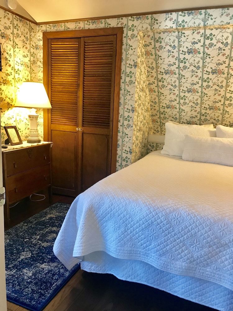 Bed & Breakfast Bath Street Inn