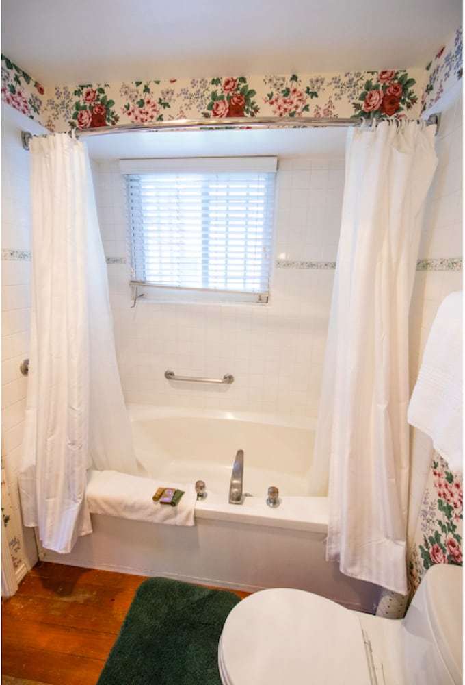 Bed & Breakfast Bath Street Inn