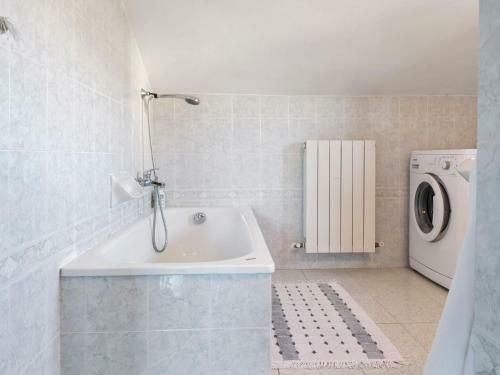 Villa Elegant Apartment In Cassinelle With Garden