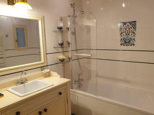 Hostal Les �curies