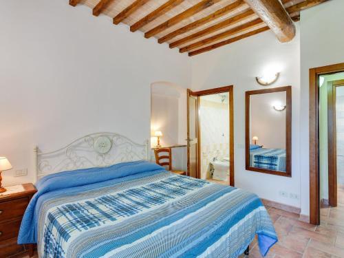Alluring Apartment In Casole D'elsa With Swimming Pool