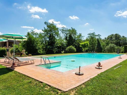 Alluring Apartment In Casole D'elsa With Swimming Pool