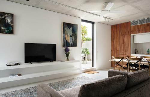 Premium Bondi 2 Bed Apartment With Outdoor Patio