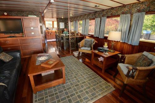 Bed & Breakfast Making Waves Boatel