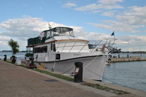 Bed & Breakfast Making Waves Boatel