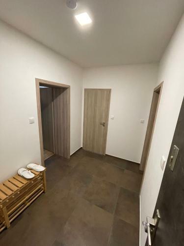 Apartm�ny B. N?mcov�