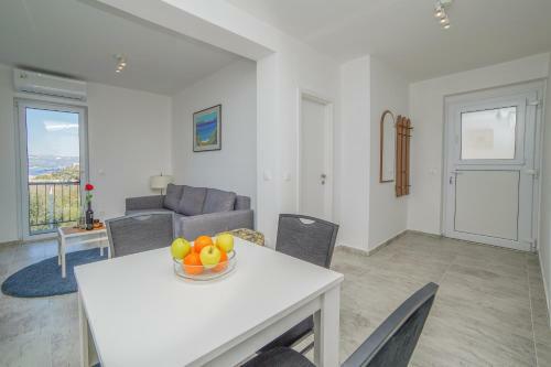 Gustav - Sea View Apartment With Balcony