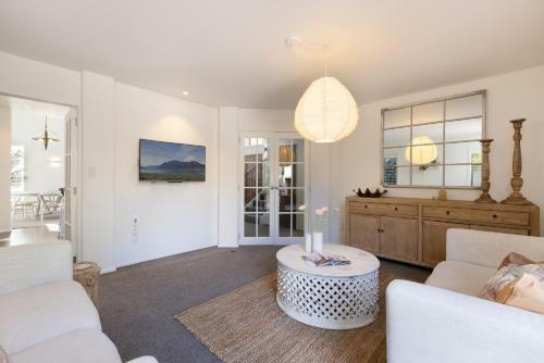Mediterranean Villa Close To Papamoa Beach With Spa Pool