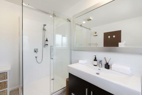 Mediterranean Villa Close To Papamoa Beach With Spa Pool