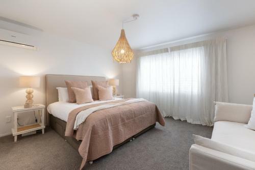 Mediterranean Villa Close To Papamoa Beach With Spa Pool