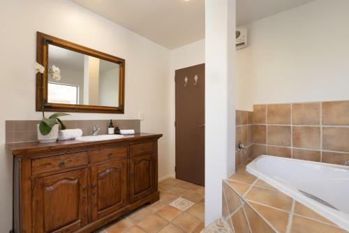 Mediterranean Villa Close To Papamoa Beach With Spa Pool