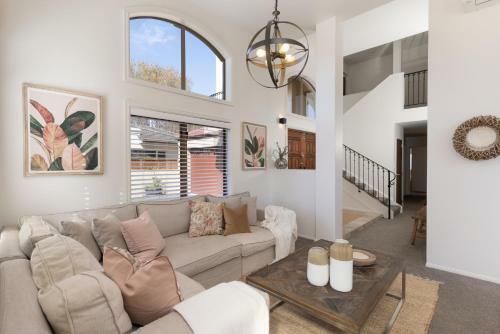Mediterranean Villa Close To Papamoa Beach With Spa Pool
