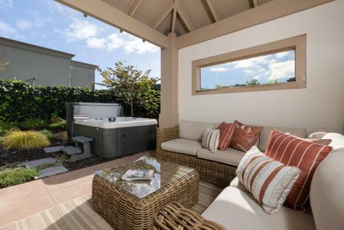 Mediterranean Villa Close To Papamoa Beach With Spa Pool