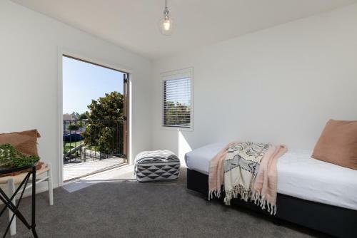 Mediterranean Villa Close To Papamoa Beach With Spa Pool