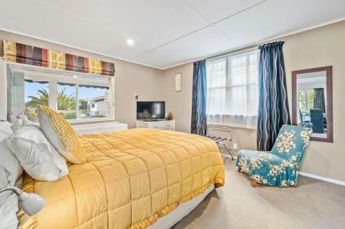 Kiwi Beach Bach - Paraparaumu Beach Holiday Home