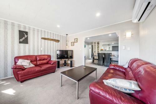 Kiwi Beach Bach - Paraparaumu Beach Holiday Home