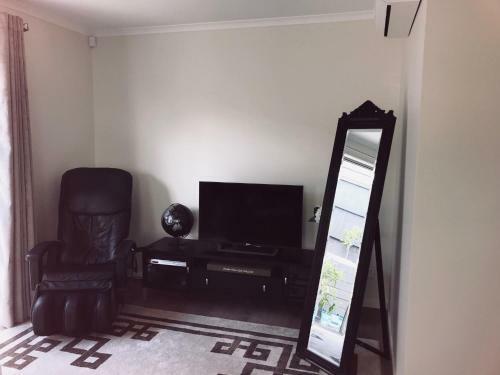 Modern Self Contained Apartment In Riverhead