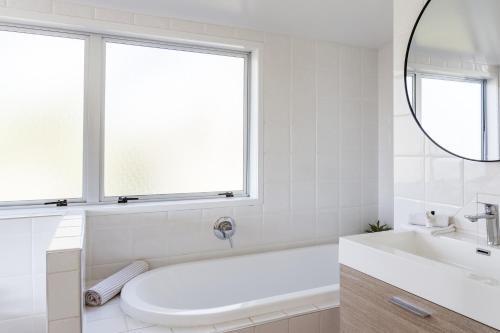 Sleek, Stylish, 4 Bed With Sensational Views