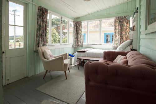Kiwi Bach W/ Harbour View, Walk To Town + Sleeps 8