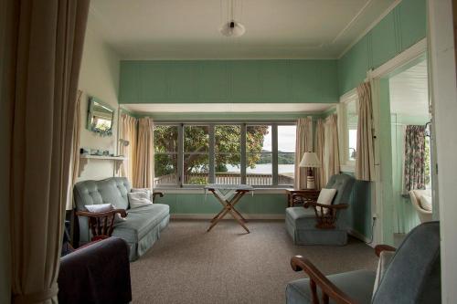 Kiwi Bach W/ Harbour View, Walk To Town + Sleeps 8