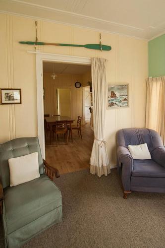 Kiwi Bach W/ Harbour View, Walk To Town + Sleeps 8