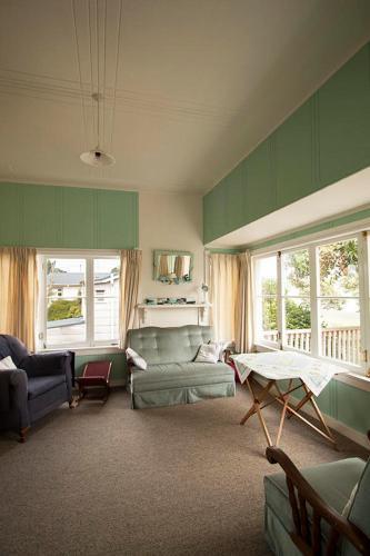 Kiwi Bach W/ Harbour View, Walk To Town + Sleeps 8