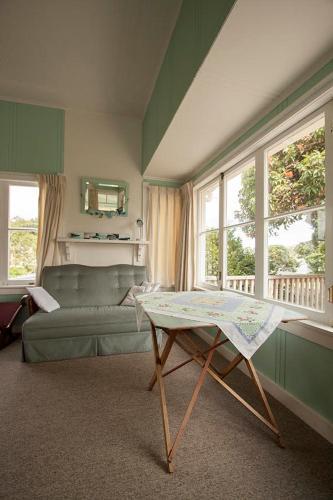Kiwi Bach W/ Harbour View, Walk To Town + Sleeps 8