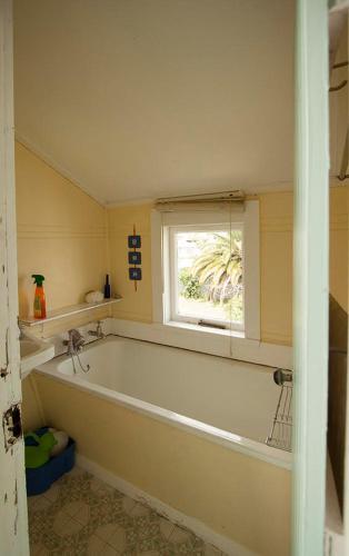 Kiwi Bach W/ Harbour View, Walk To Town + Sleeps 8