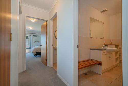Oceana Heights Paradise - Beautiful 2 Bdrm Self Contained Apartment