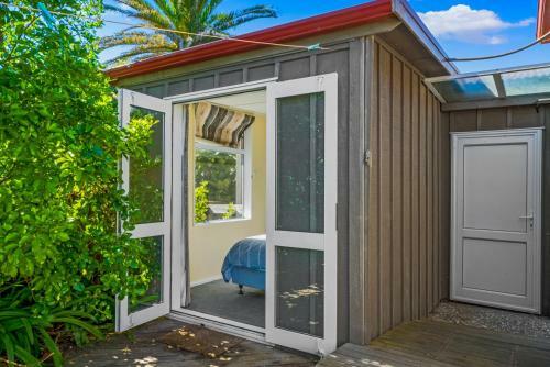 Relax On Rodney - Te Horo Beach Holiday Home