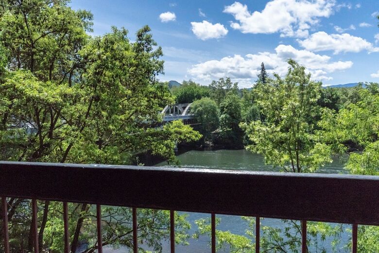 Hotel Riverside Inn