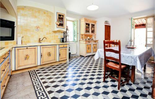 Four-bedroom Holiday Home In Uzes