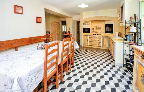 Four-bedroom Holiday Home In Uzes