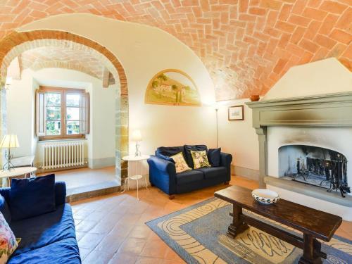 Villa With Private Pool, 3 Km From Cortona, 3 Apartments