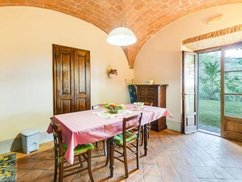 Villa With Private Pool, 3 Km From Cortona, 3 Apartments