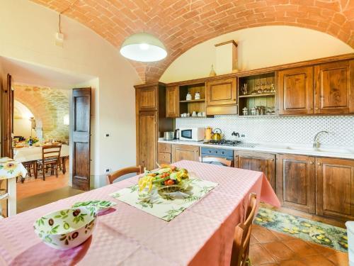 Villa With Private Pool, 3 Km From Cortona, 3 Apartments