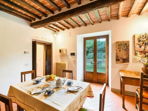 Villa With Private Pool, 3 Km From Cortona, 3 Apartments