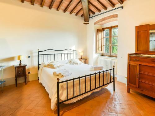Villa With Private Pool, 3 Km From Cortona, 3 Apartments