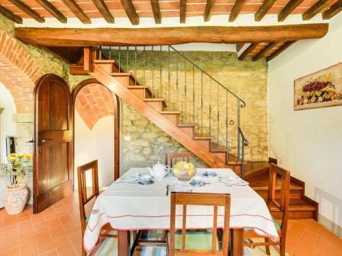 Villa With Private Pool, 3 Km From Cortona, 3 Apartments