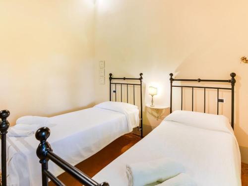 Villa With Private Pool, 3 Km From Cortona, 3 Apartments