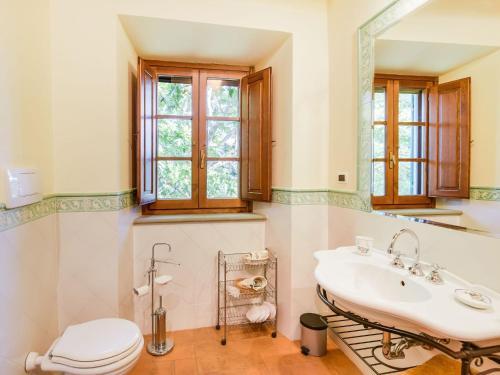 Villa With Private Pool, 3 Km From Cortona, 3 Apartments