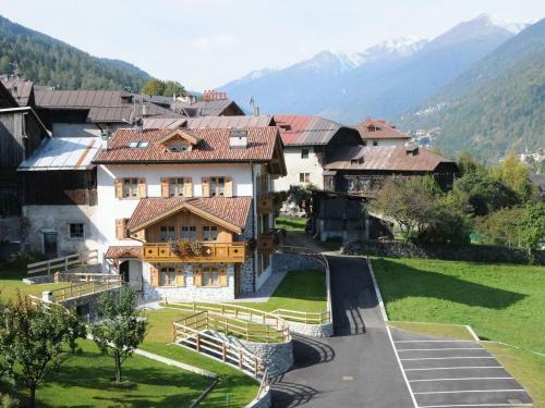 Hilltop Apartment In Commezzadura With Garden