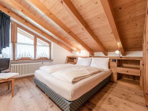 Hilltop Apartment In Commezzadura With Garden
