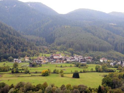 Hilltop Apartment In Commezzadura With Garden