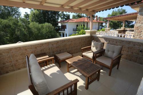 Villa Argo 3 - Beachfront, Big Gardens, Location!