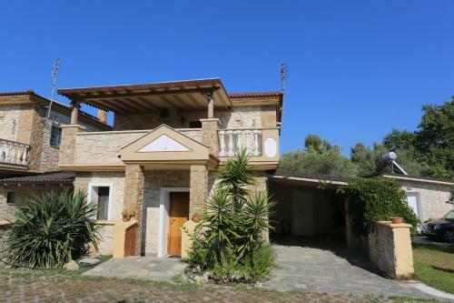 Villa Argo 3 - Beachfront, Big Gardens, Location!