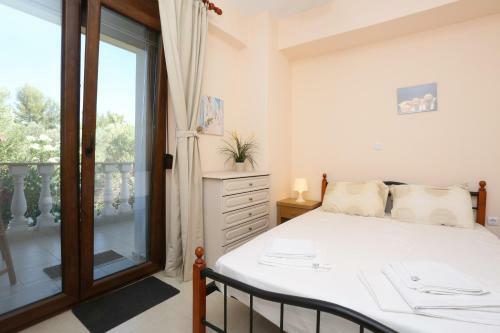 Villa Argo 2 - Beachfront, Big Gardens, Location!