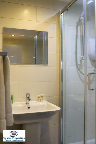 Syster Properties Serviced Accommodation Leicester 5 Bedroom House Glen View