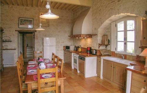 Six-bedroom Holiday Home In Beauville